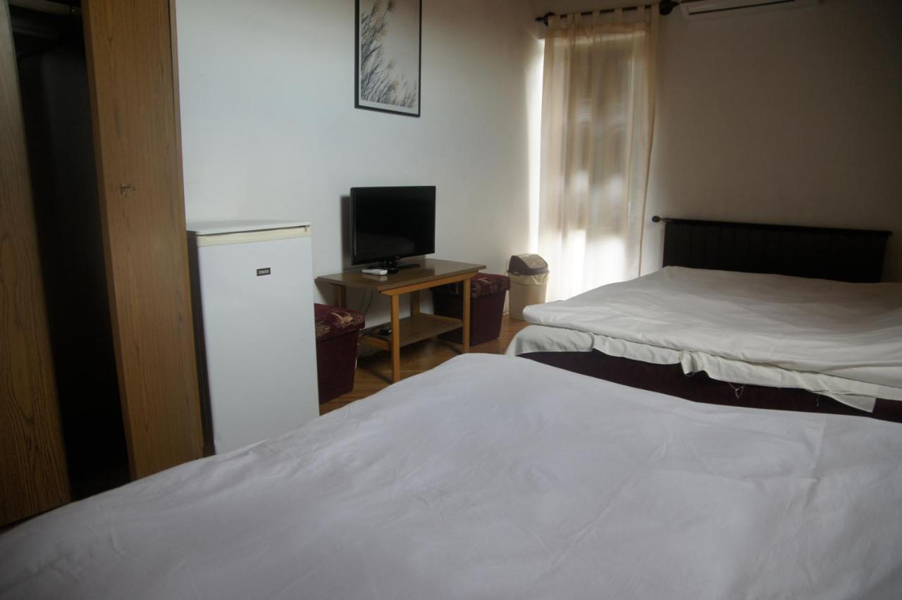 Szuzanna Fenyves Panzio Bed & Breakfast Siofok Exterior photo